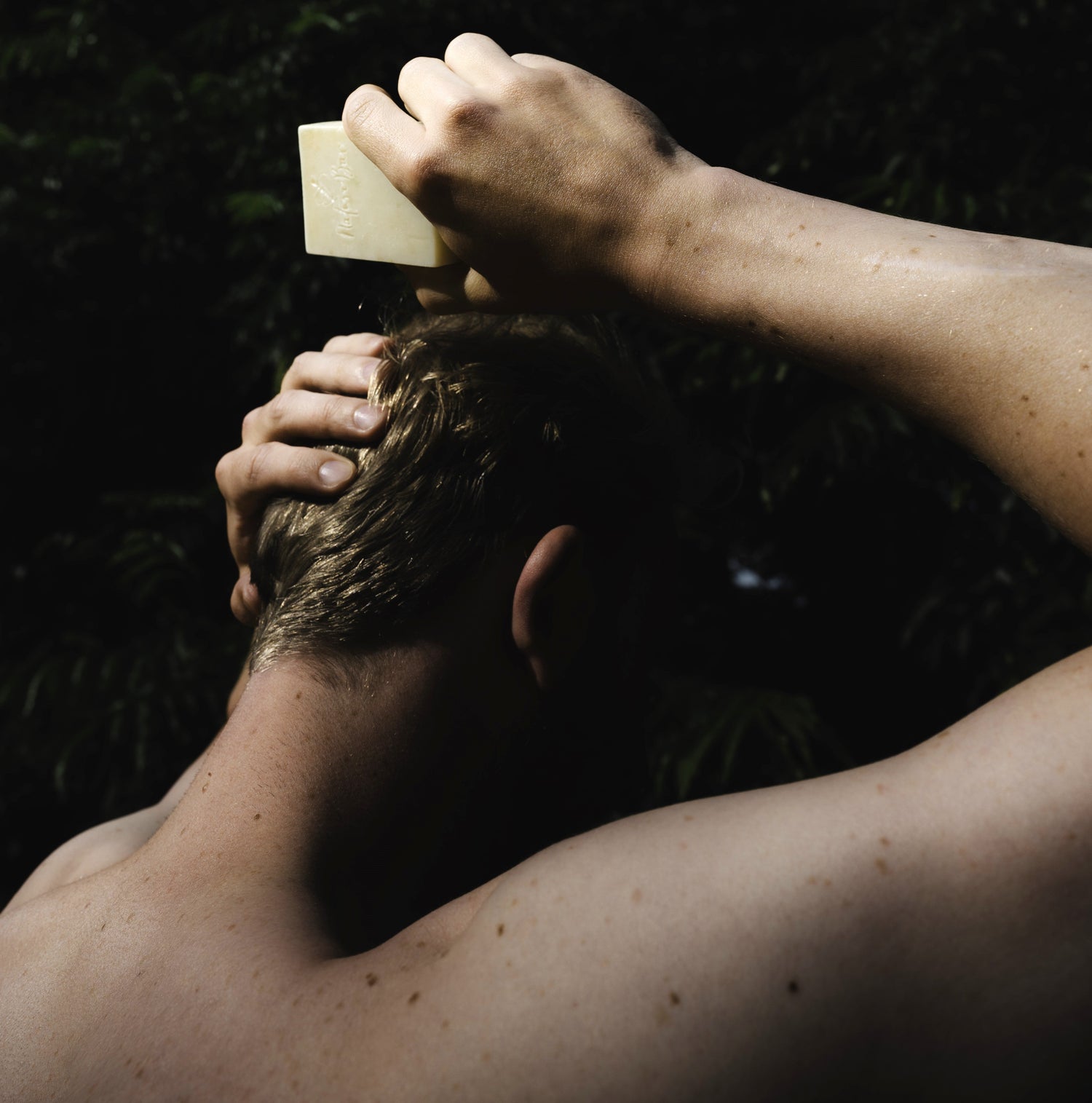 Man die shampoobar op haar gebruikt
